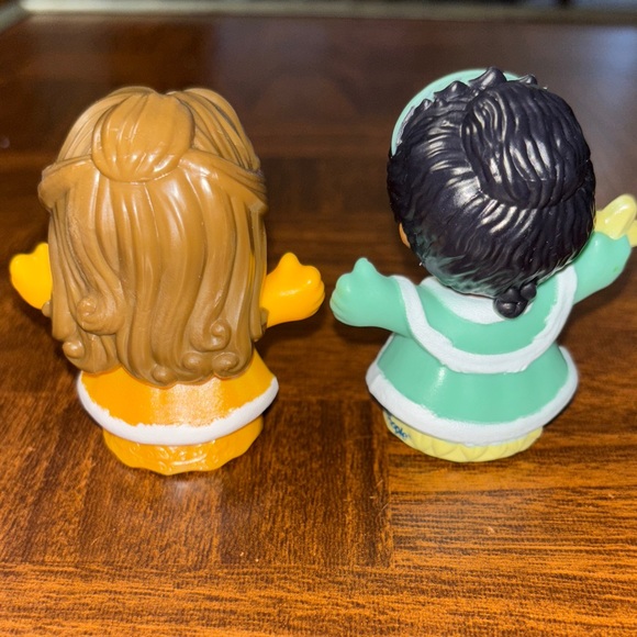 Fisher Price Little People Tiana and Belle - winter versions - Picture 3 of 5